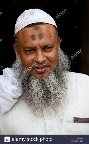muslim-man-with-zebibas-or-raisins-forehead-prayer-bumps-from-repeated-BEJH94